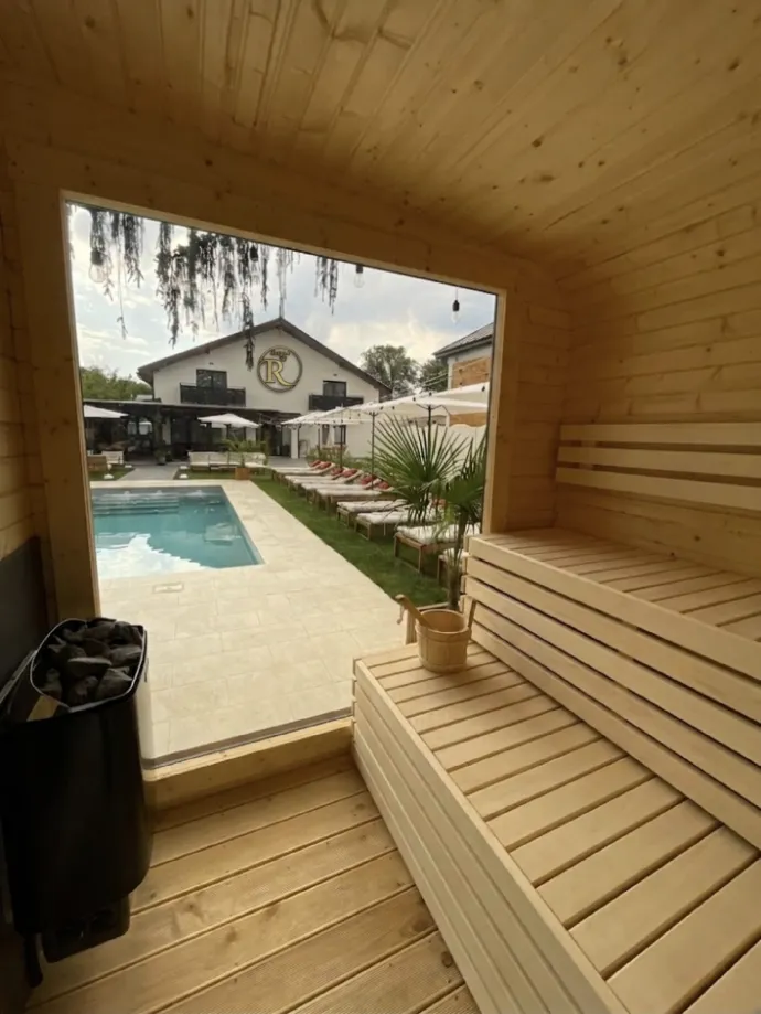 Saună din lemn cu vedere panoramică la piscină și șezlonguri, cazare cu spa Concept by R Hunedoara.